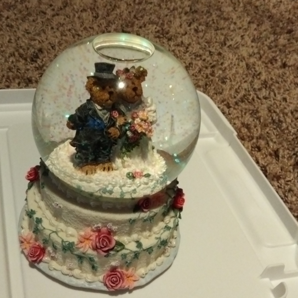 Musical Boyds bears glitter globe
